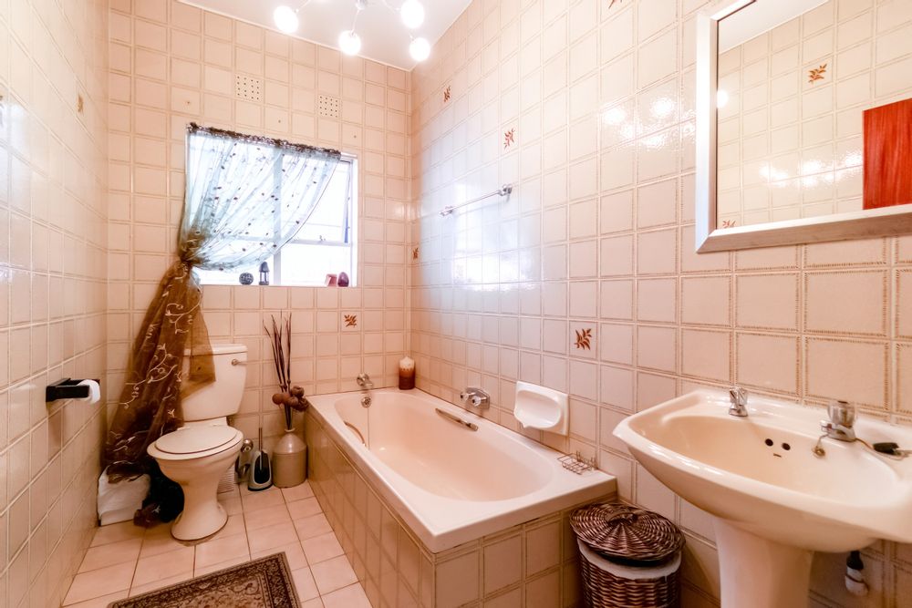 Downstairs flatlet bathroom