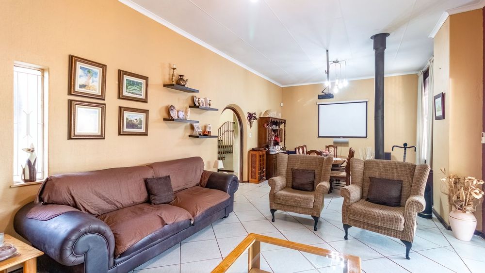 Spacious living room