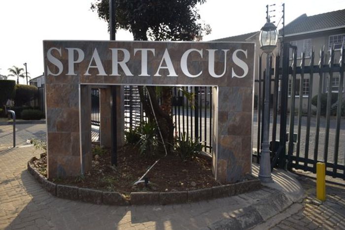 Ravenswood Townhouse For Sale: 3 beds, pool, play area, secure complex.