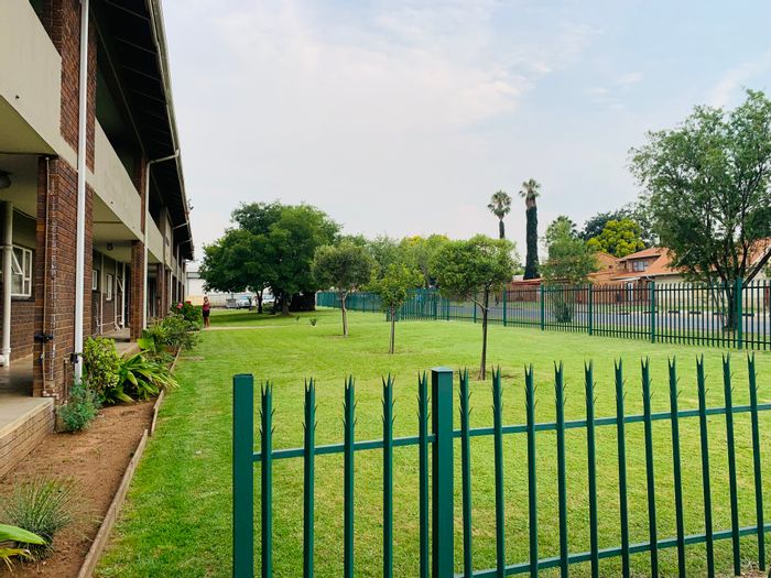 3-Bedroom Flat in Middelburg Central To Rent, with garage and fireplace.