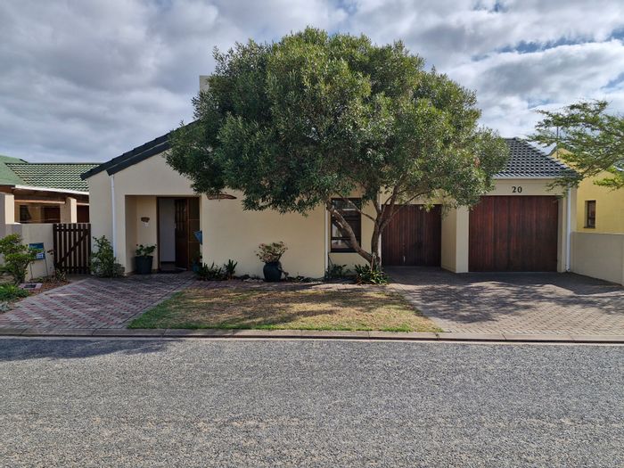 For Sale: House in Stilbaai Wes, 3 beds, dual braai, near Goukou River.