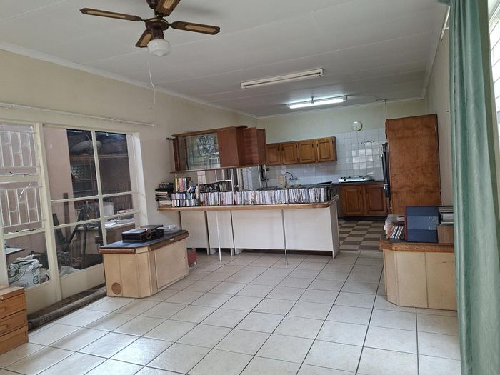 For Sale: House in Vanderbijlpark Ce 3 with 4 beds, flatlet, and outbuildings.