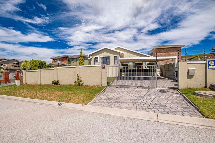 Kamma Heights House For Sale: Spacious family home with indoor braai and garden.