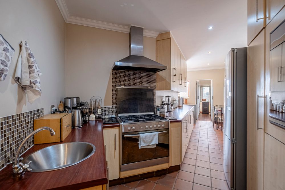 Kitchen with freestanding gas hob