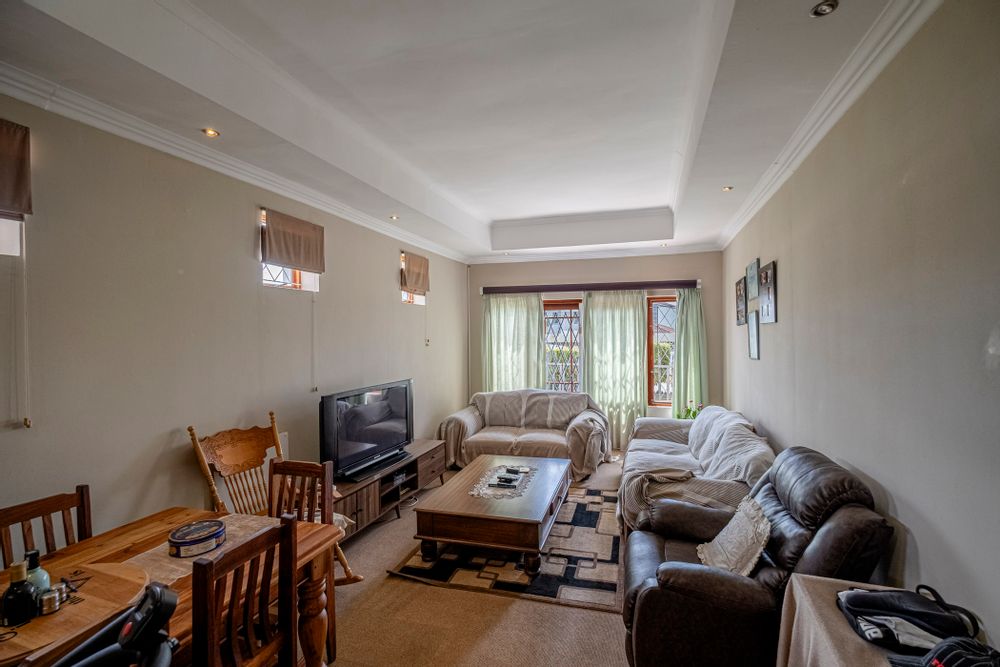 Spacious second lounge