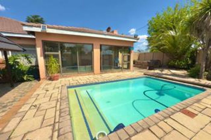 Brenthurst House For Sale: 3 Bedrooms, flatlet, pool, lapa, and ample parking.