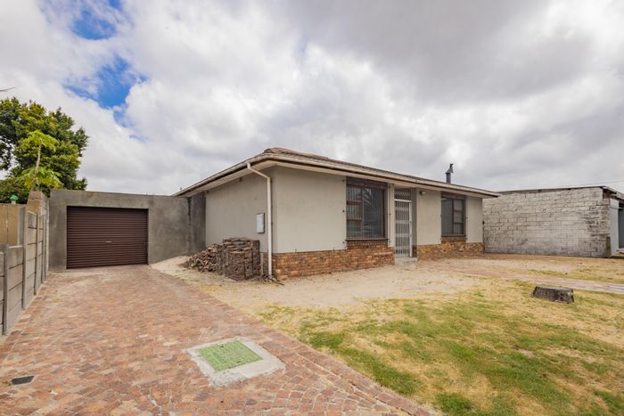 Glenhaven House For Sale: 3 Bedrooms, Double Garage, Spacious Yard, Ideal for Families or Investors.