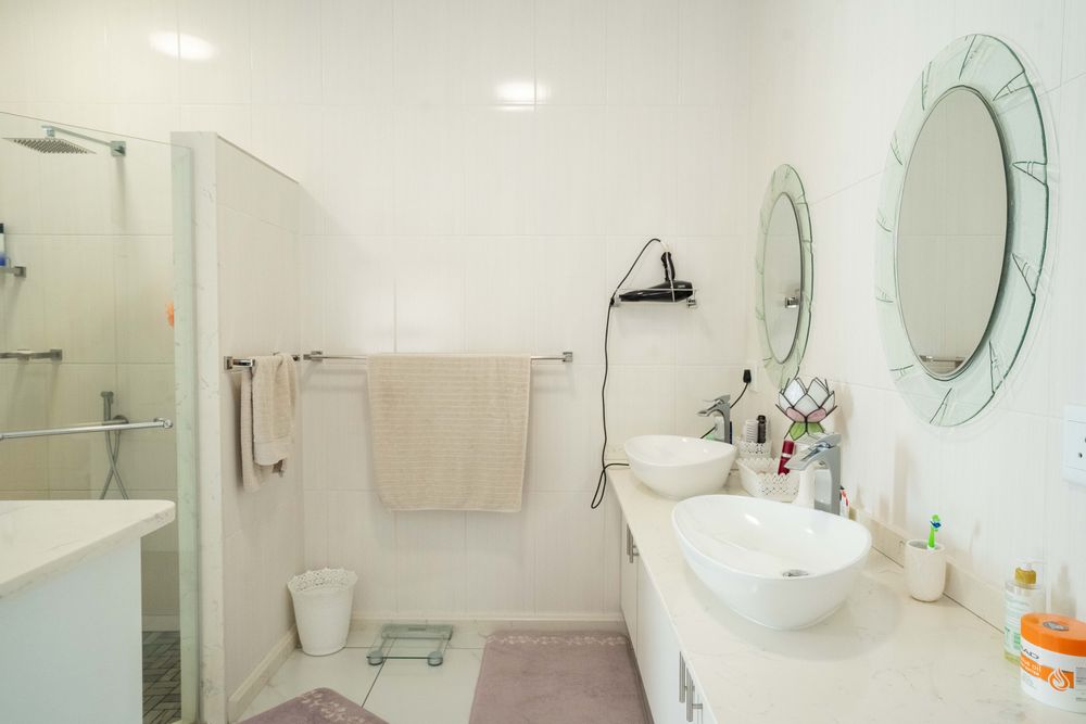 En-suite bathroom to main bedroom