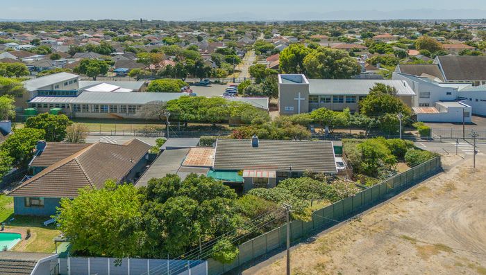 For Sale: Spacious Plumstead house with 4 bedrooms, garage, and expansion potential.