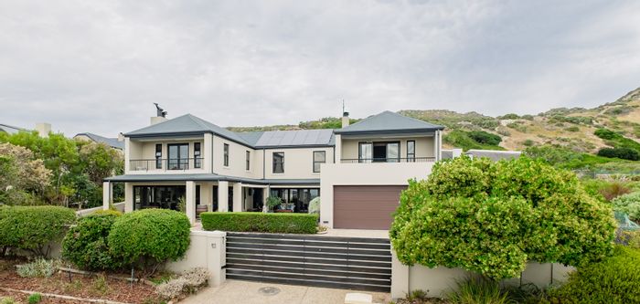 For Sale: House in Stonehaven Estate with sea views, 4 bedrooms, and 3 studies.