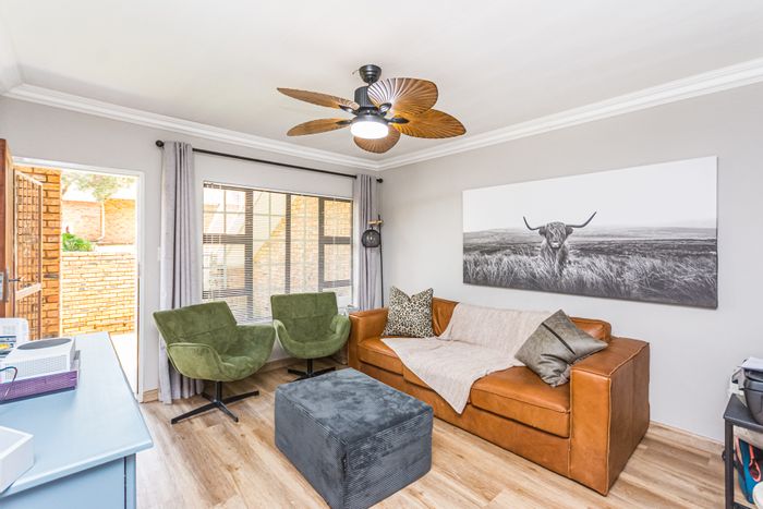 Die Hoewes Townhouse For Sale: 2 beds, pet-friendly garden, pool, 24-hour security.