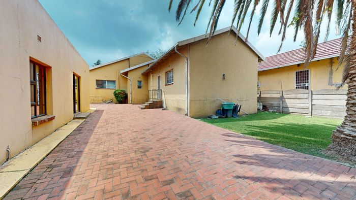 Witfield House For Sale: 4 bedrooms, pool, bar, Lapa, and ample parking.