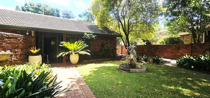 For Sale: Spacious Wierda Park house with pool, study, and entertainment areas.