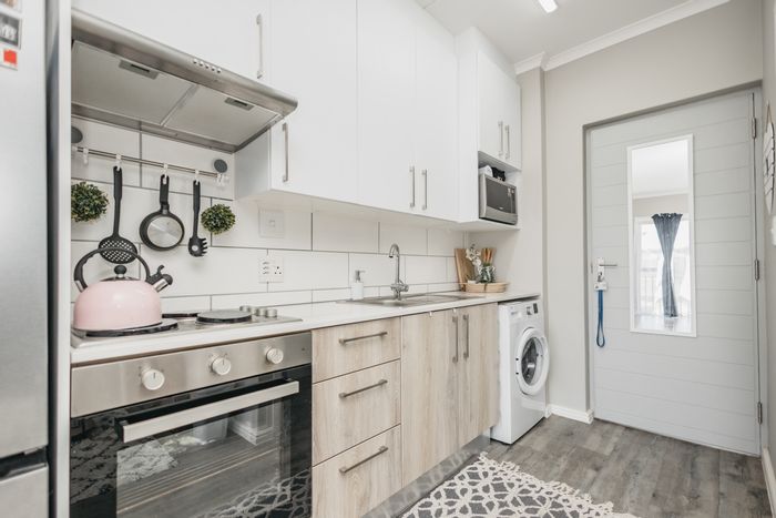 Haasendal Apartment To Rent: Ground floor, pet-friendly, private garden, clubhouse, pool.