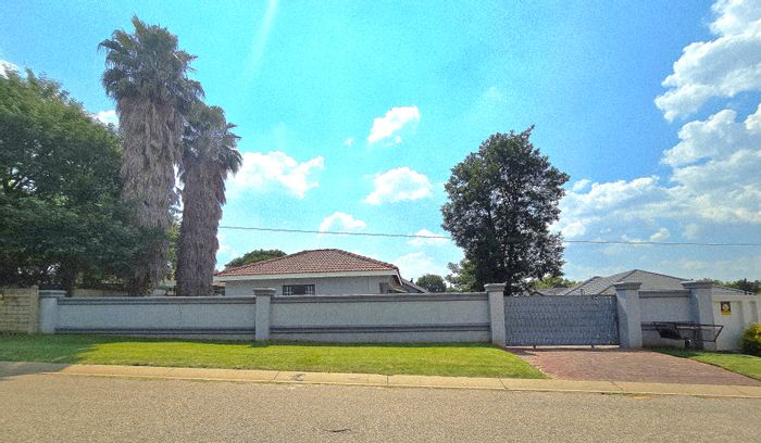 3-Bedroom House for Sale in Duvha Park Ext 1 with spacious yard and convenient location.