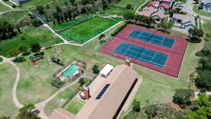Kosmosdal Apartment For Sale: Spacious living, pool, clubhouse, tennis court, secure complex.