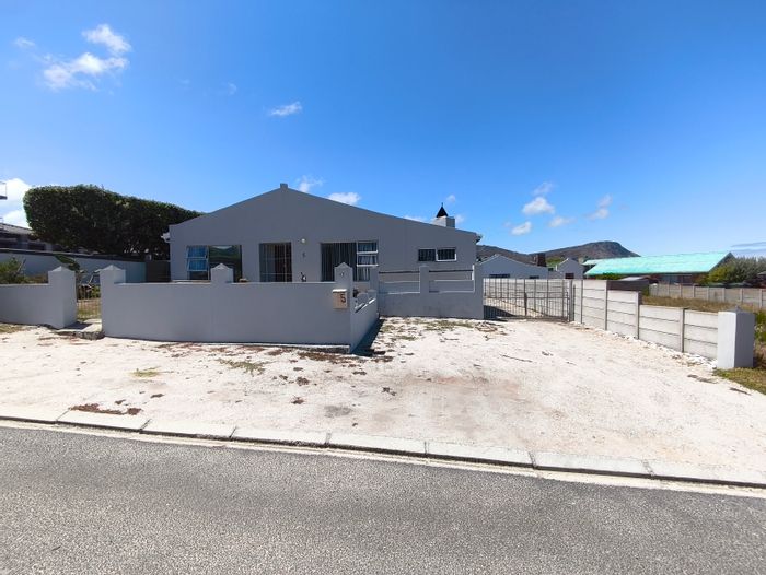 De Kelders House For Sale: 3 Bedrooms, Braai Room, Steps from Coastline.