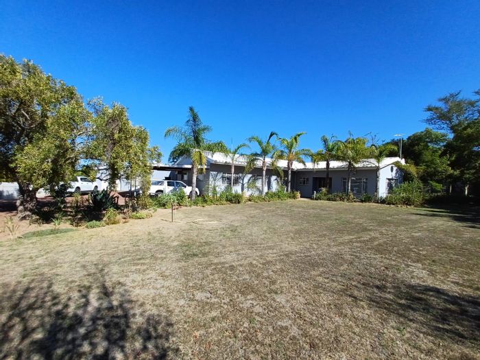 Spacious 4-bedroom house with pool, garage, and separate flat in Porterville Central. For Sale.