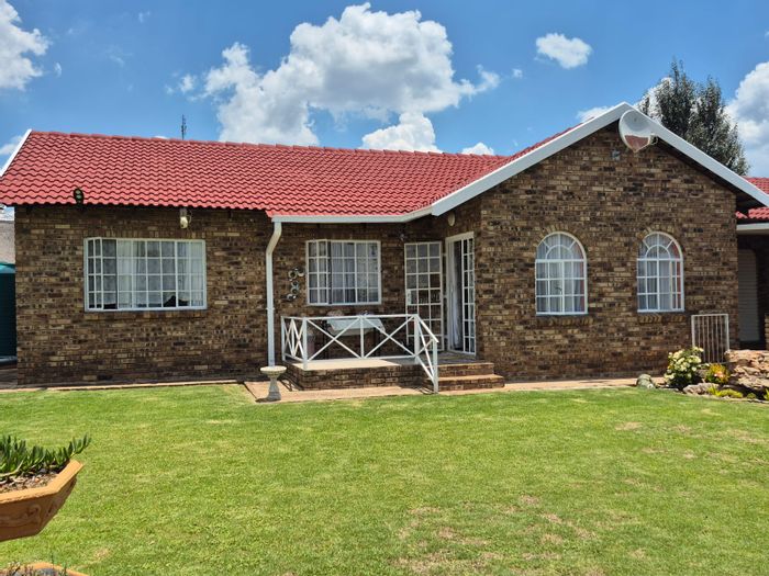 Parys Central Townhouse For Sale: Off-grid, pet-friendly, private garden, no levies.