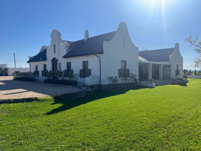 For Sale: 4764-hectare farm in Steynsburg Central with extensive grazing camps and infrastructure.