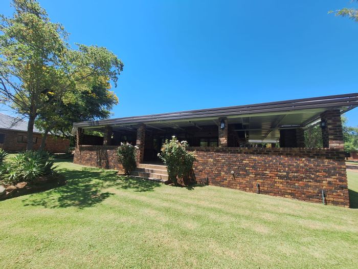 House for Sale in Vaal Marina Central: Boat locker, security, pool, clubhouse amenities.
