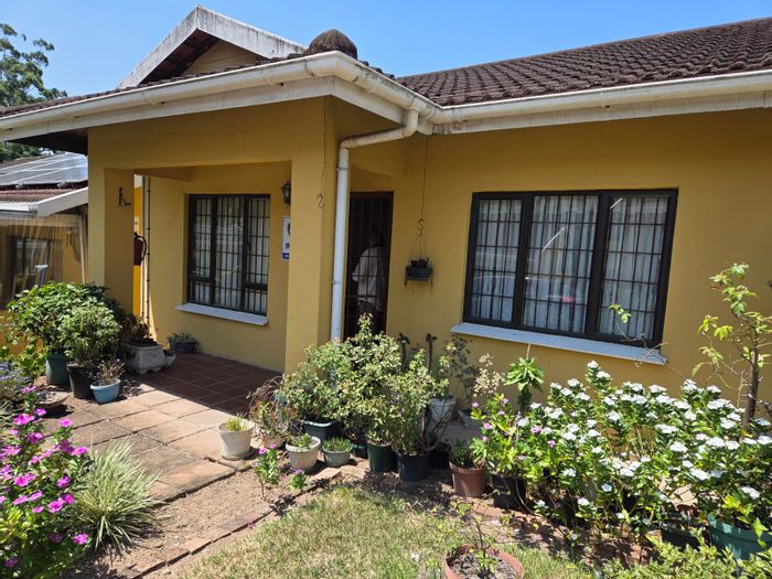 Bonela Townhouse For Sale: 3 beds, secure complex, near hospital and N2 access.