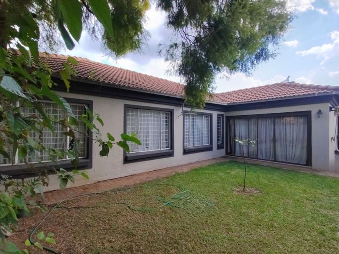 For Sale: House in Christiaanville AH with open-plan living, garden, and security.