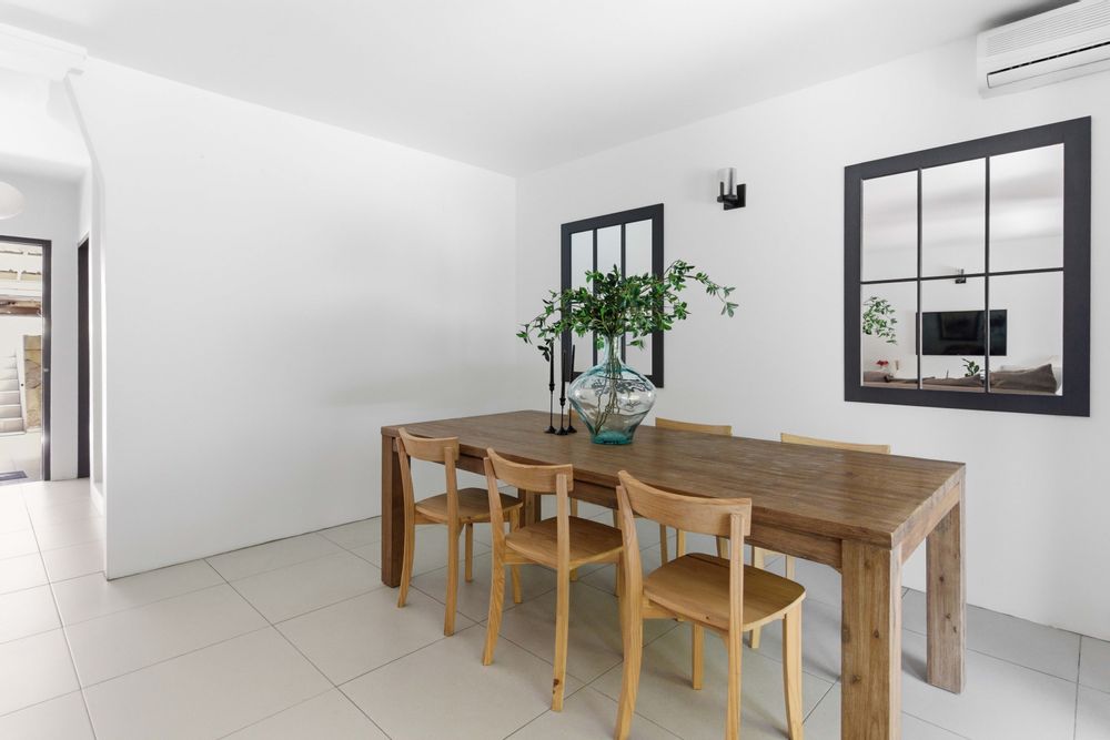 Dining area, opening onto patio