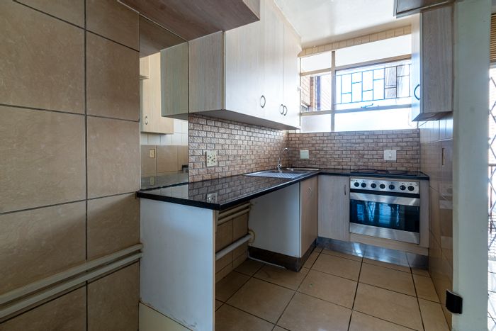 Lydiana Flat For Sale: 2 bedrooms, communal braai area, close to schools and amenities.