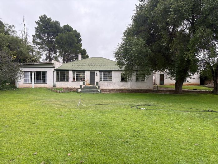 Colesberg Central Farm For Sale: 2,696.69 hectares with water supply and livestock facilities.