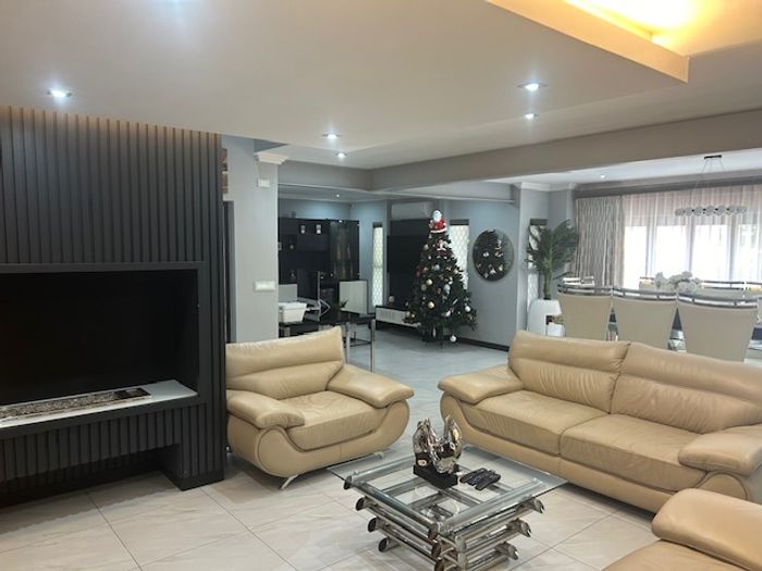 For Sale: Thorn Valley Estate House with 5 beds, solar panels, and 24/7 security.