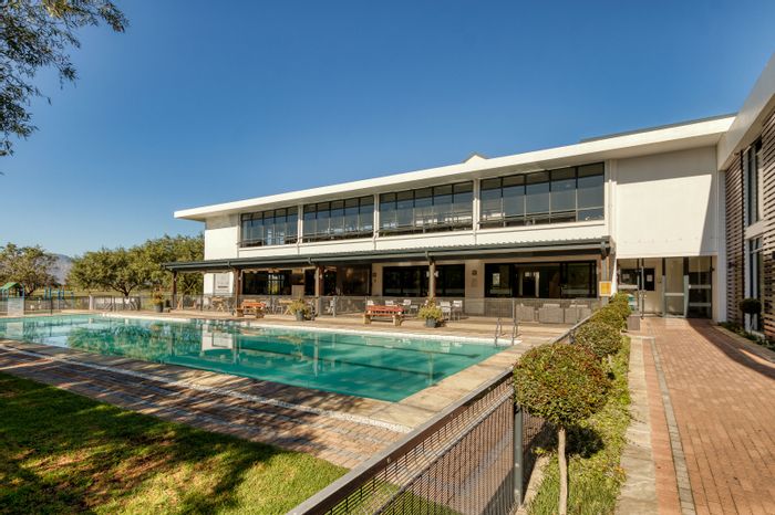 De Velde Apartment To Rent: 2 beds, 2 baths, balcony, 2 parking spaces.