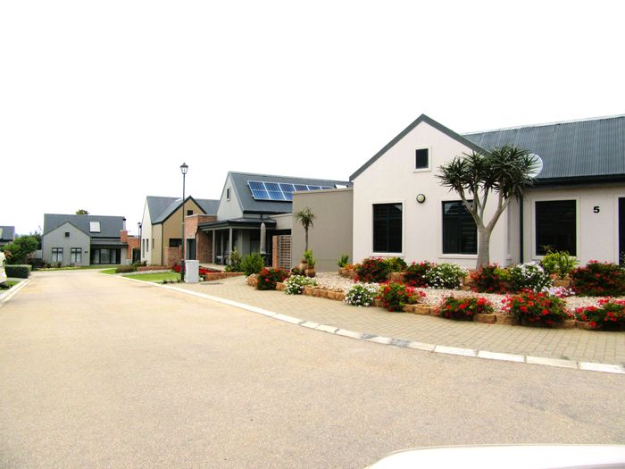 House For Sale in Hartenbos Central: 3 beds, solar power, beach proximity.