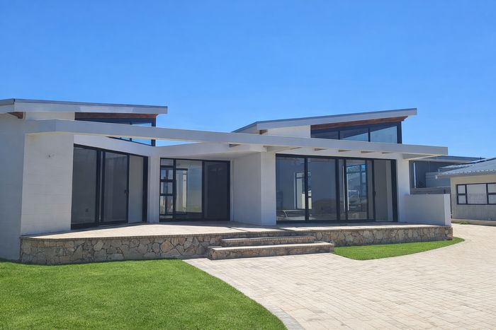 Coastal house for sale in Stilbaai Wes with sea views and outdoor braai.