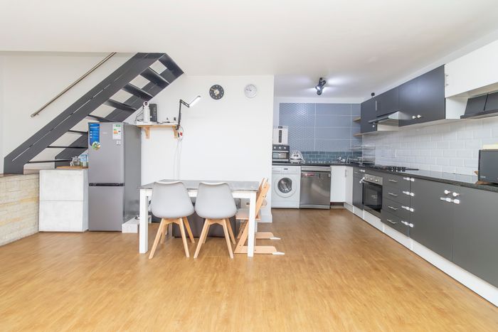 For Sale: Townhouse in Magaliessig with pool access, garage, and three bedrooms.