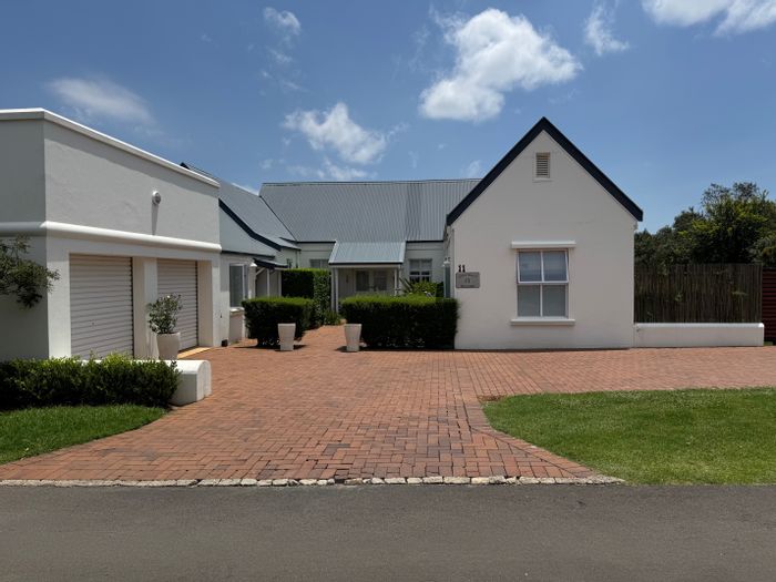 Garlington House To Rent: 5 en-suite bedrooms, flat, pool, gym, 24-hour security.