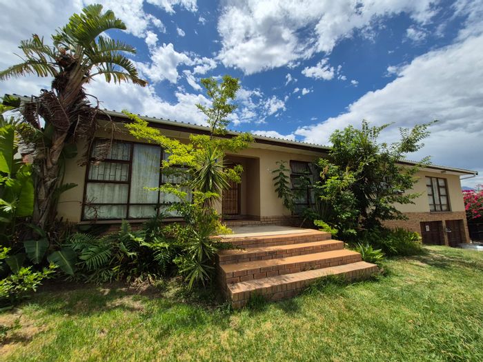 For Sale: House in Langerug with 3 beds, study, 2 flatlets, double garage.