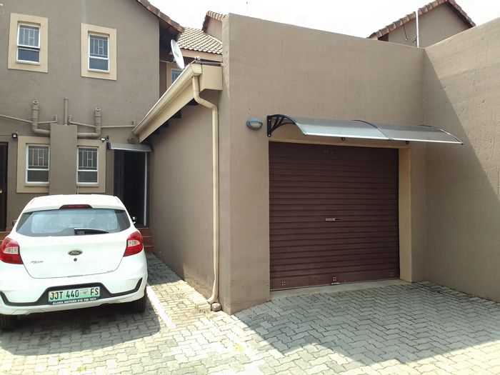 Townhouse For Sale in Vanderbijlpark SE 4: 2 Bedrooms, Garden, Secure Parking.