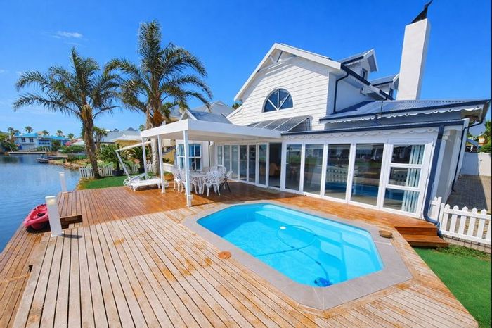 For Sale: House in Marina Martinique with 4 bedrooms, canal views, and security features.