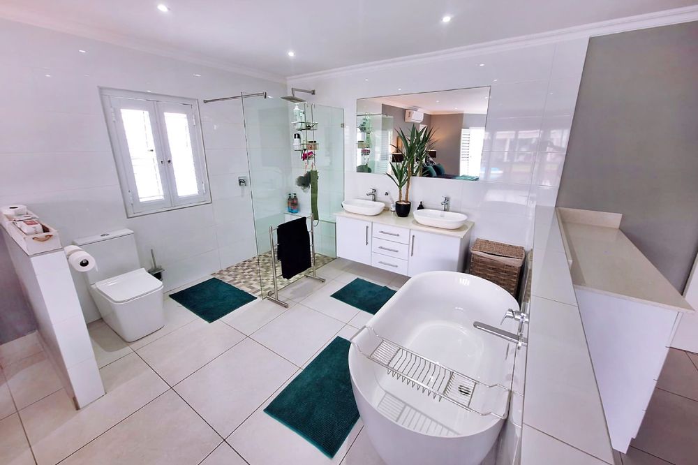 Full en-suite bathroom