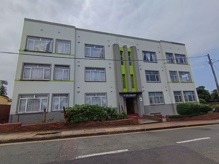 Umbilo Apartment For Sale: 2 Bedrooms, Study, Close to Amenities, Investment Potential.