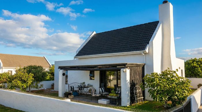 House For Sale in Struisbaai Central: 3 Bedrooms, indoor braai, secure parking.