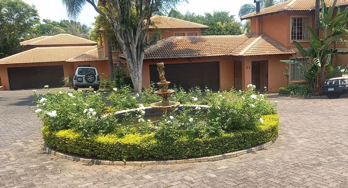 For Sale: Townhouse in Sterrewag with garden, pool access, and secure living.