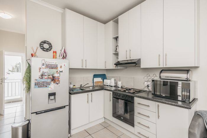 Haasendal Apartment To Rent: 2 Bedrooms, 24-hour security, near shopping and golf.