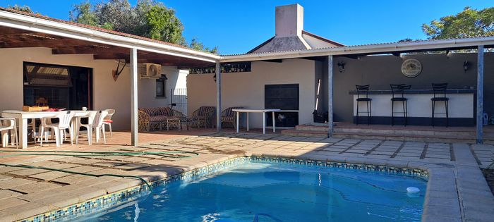 Malmesbury Rural Farm For Sale: 13.6 ha with vineyards, tomatoes, and multiple residences.