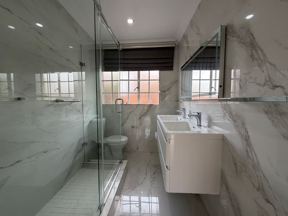 Beautifully appointed main en suite