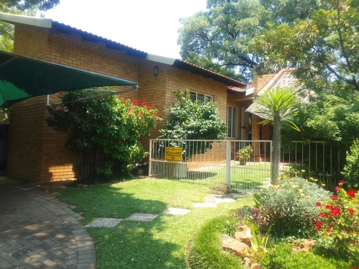 Geelhoutpark House For Sale: 2 beds, 2 baths, lapa, secure parking, move-in ready.