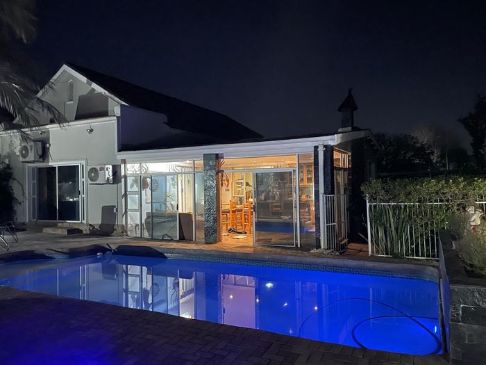 House in Top Town For Sale: Pool, bar, solar system, and spacious plot.