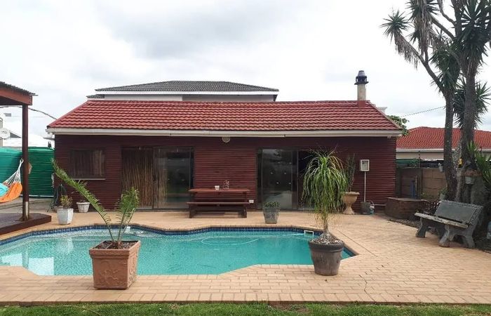 Garden cottage in Cambridge West to rent, includes pool, secured parking, utilities included.