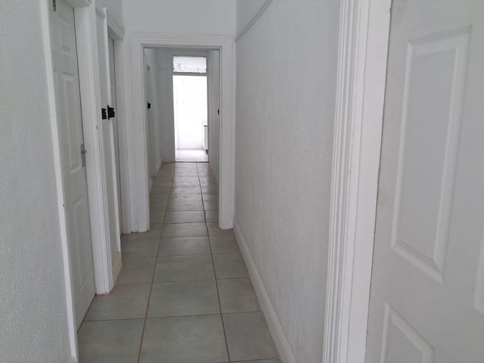 Quigney Flat To Rent: Secure living with prepaid utilities, communal kitchen, and alarms.